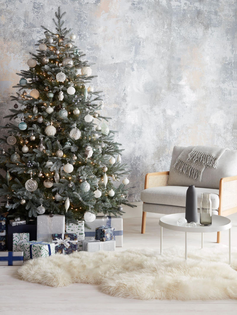 How To Decorate Your Christmas Tree 3 Stunning Colour Schemes
