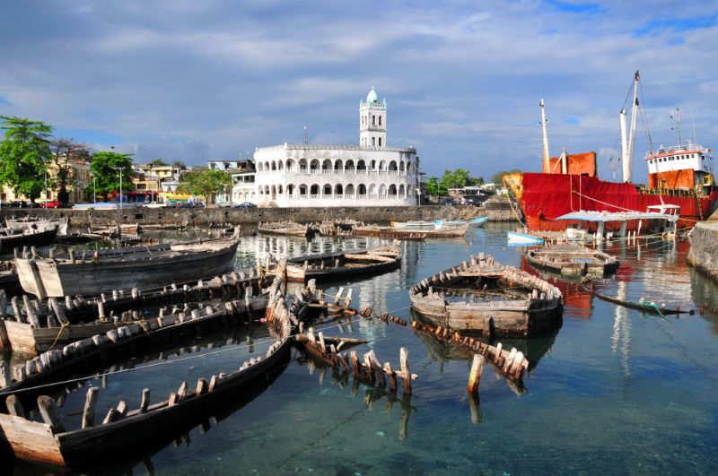 Moroni, Grande Comore / Ngazidja, Comoros islands: wooden boats at the dhow port and the Old Friday Mosque - photo by M.Torres