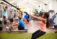 Hygiene tips for the gym – People working out on fitness equipment at a busy gym