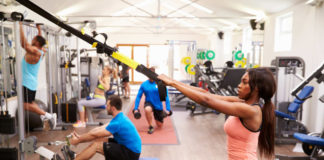 Hygiene tips for the gym – People working out on fitness equipment at a busy gym