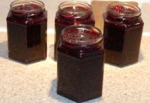 Apple and wild blackberry jam in pots
