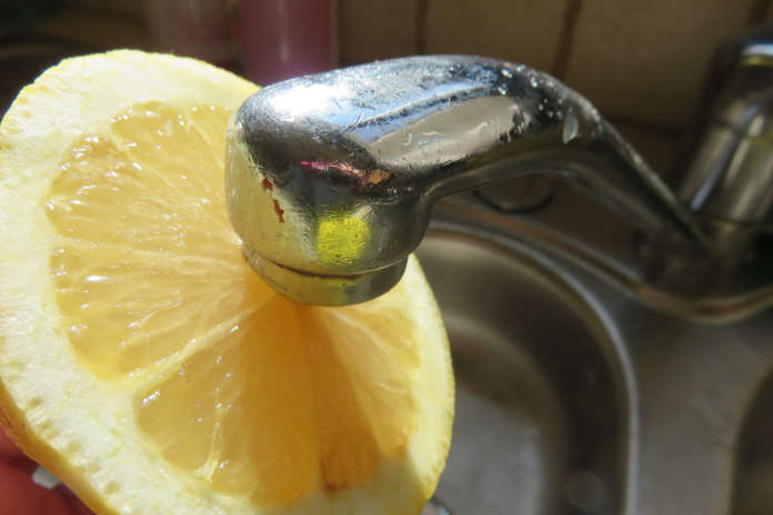 The cleaning power of lemon