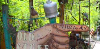 Hand sign pointing the way to antiques and secondhand items