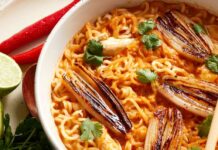 Thai red curry noodle soup by UK Shallot