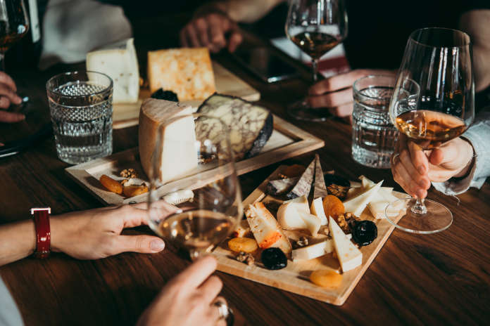 Wine for the perfect cheeseboard – Wine and cheese served for a friendly party